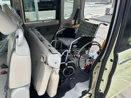 車いす乗員にさらなる安心感を与える装備の数々！車いす固定用のウインチベルトや、3点式シートベルトの採用で、乗員にさらなる安心を。