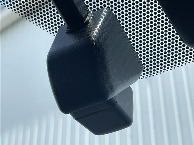 【ドライブレコーダー】映像・音声などを記録する自動車用の車載装置が装備されています！ もしもの事故の際の記録はもちろん、旅行の際の思い出としてドライブの映像を楽しむことができます。