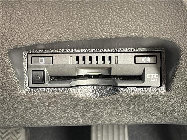 【ETC】有料道路を利用する際に料金所で停止することなく通過できる、ETC車載器（ノンストップ自動料金収受システム機器）が装備されています。セットアップを行うことで利用可能になります。