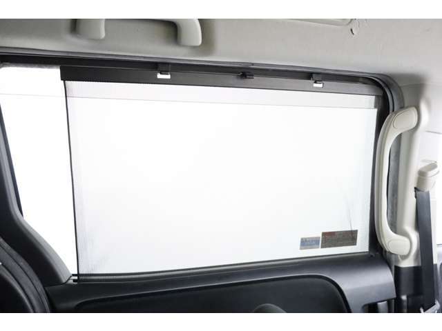標準装備の後席サンシェードも装備されておりますので日除けやプライバシー防止などに役立ちますね！
