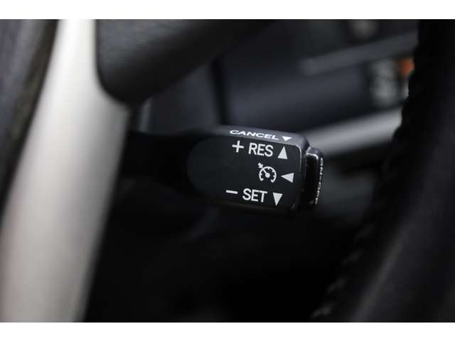 高速道路の長距離巡航が楽になるクルーズコントロール。速度設定をレバー操作するだけで、あとはアクセルペダルを踏まなくていいのです。1度使うと離れられません。