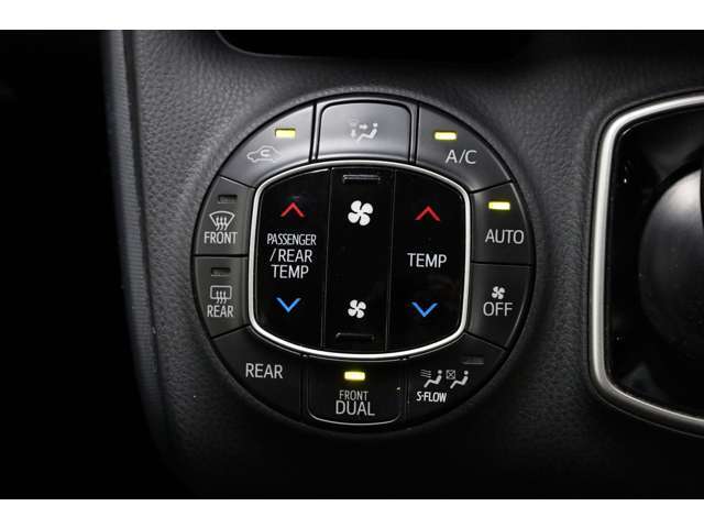 左右独立オートエアコンが装備されておりますのでその人に合った温度調整が出来るのでありがたいですね！さらに、リヤオートエアコンも装備されております！