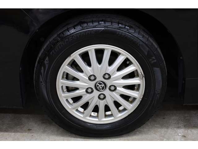 純正15インチアルミホイールに、溝山もしっかり残っている2024年製ブリヂストンタイヤ（4本）が装着されております！