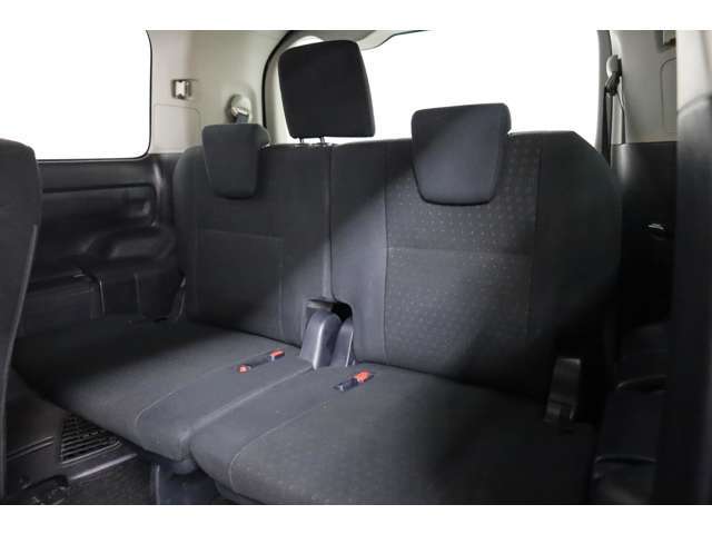 3列目シートの状態もとても綺麗です！3列目には左右にドリンクホルダーが装備されておりますので飲み物の置き場にも困らなくて良いですね！