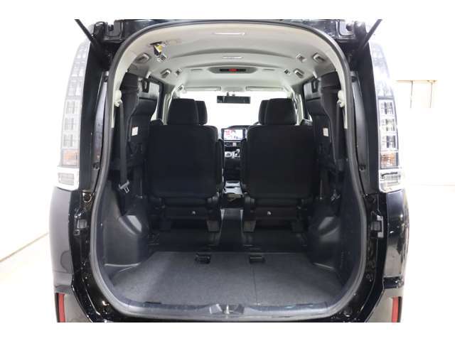 ラゲッジスペースも広々としておりますね。3列目シートを左右に上げればスペースがさらに広がります！
