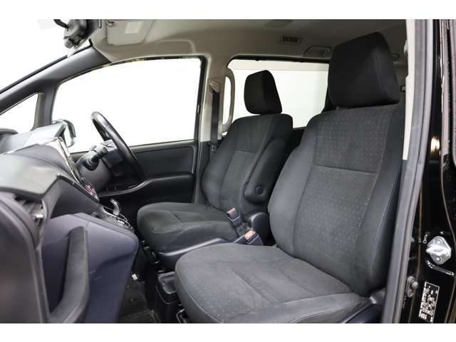 ヘッドレストからシートの肩の部分にかけてのライン、シート表皮の分割の仕方などがとてもカッコいいですね。質感も高いですね。