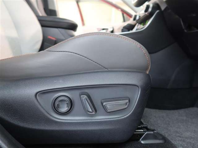 パワーシート搭載。微妙な調整が手軽にでき、ピッタリなポジションで運転することが可能です。