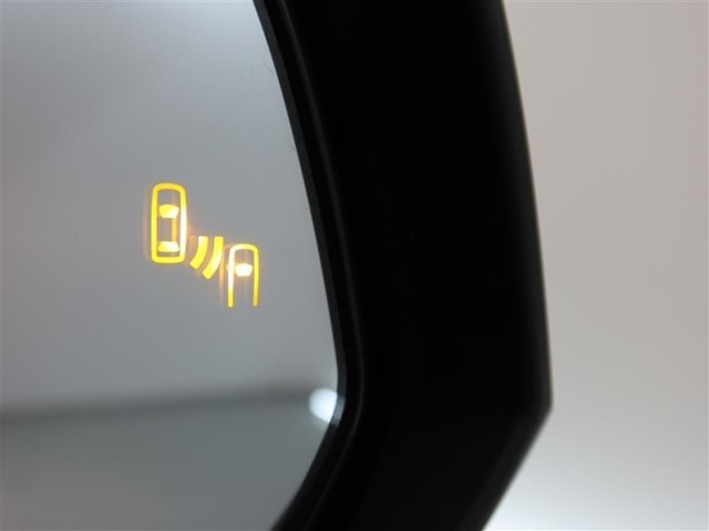 隣車線を走る車両をレーダーで検知し、ドアミラーでは確認しにくい後側方エリアに存在する車両に加え、急接近してくる車両も検知します。車両を検知するとドアミラーに搭載されたLEDインジケーターが点灯します。