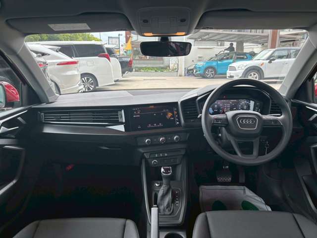 運転席、助手席共に広々しておりますので大人の方でもゆったりご乗車いただけます！！
