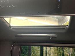 【ガラスルーフ】ガラスルーフ搭載で車内の解放感が一気にアップ！開放的なドライブをお楽しみいただけます。