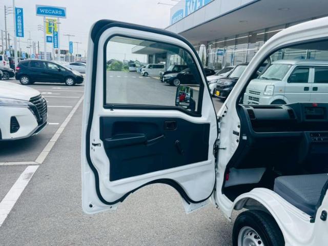 WECARSでは各商談席に大型モニターをご用意しております！見やすい大画面でゆったりと全国の在庫をご覧いただけます！是非ご来店お待ちしております！