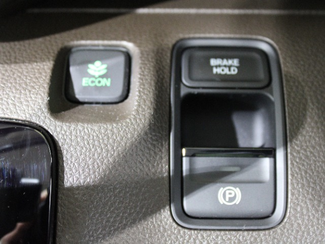 車を低燃費モードに制御するECONモードも付いてます。