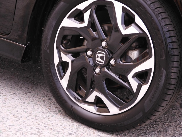 アルミホイール装着車です！これで足元まわりもおしゃれにきまります！