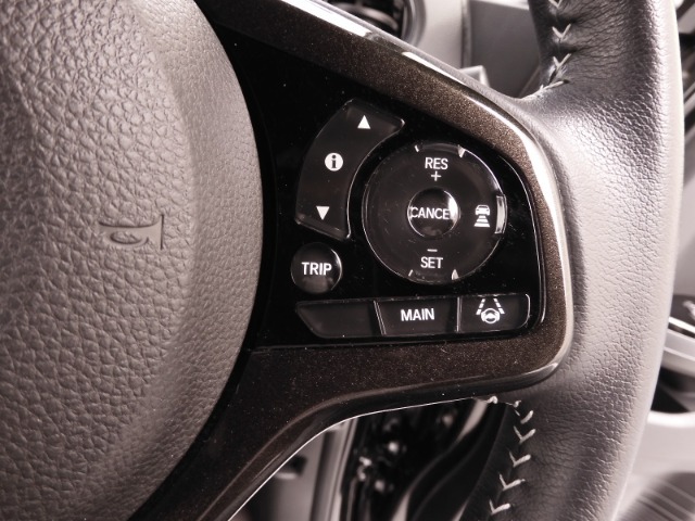 【アダプティブクルーズコントロール】予め設定した車速内でクルマが自動的に加減速。前走車との適切な車間距離を維持しながら追従走行します。【LKAS】車線維持支援システムでステアリング操作を支援。