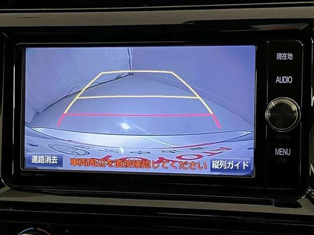 車庫入れなど後進運転時に死角をモニターで確認ができて安全です♪　ステアリング操作の参考になるガイド線も表示しますので車庫入れがニガテな方も安心ですネ！