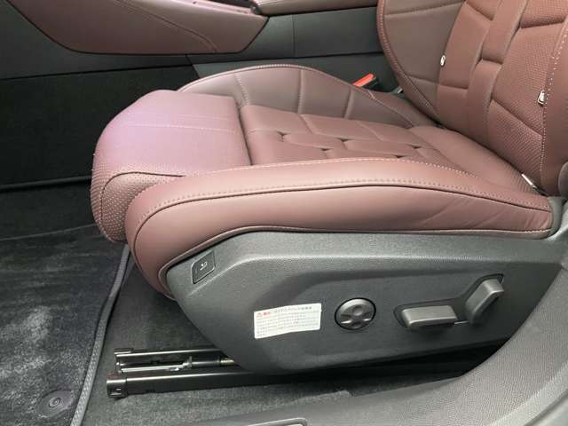 ・助手席：運転席と同様にシートヒーター、シートベンチレーションを装備。※本車両は弊社納車整備センターにて展示中、ご覧になられる際は事前に当店までご連絡ください