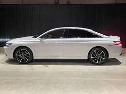 匠の技と美学、オートクチュールのデザイナーと革職人が手掛けたインテリア。DS9にしかできない、洗練された世界観があります。