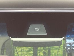 【ホンダセンシング】走行中に前方の車両等を認識し、衝突しそうな時は警報とブレーキで衝突回避と被害軽減をアシスト。より安全にドライブをお楽しみいただけます。