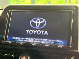 【純正9型ナビ】人気の純正ナビを装備しております。ナビの使いやすさはもちろん、オーディオ機能も充実！キャンプや旅行はもちろん、通勤や買い物など普段のドライブも楽しくなるはず♪