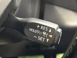 【レーダークルーズコントロール】高速道路での長距離走行が楽に！！自動で速度を保つクルーズコントロールが、衝突軽減システムと連携し、前方の車両を感知して車間を保つように速度調節してくれます！！