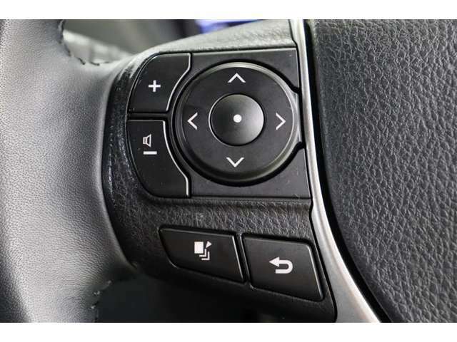 運転中にステアリングから手を離さなくてもオーディオ操作やインフォメーションディスプレイ内の表示切替えが出来るスイッチを装備しています。走行中に視線を逸らさず出来る手元操作は安全運転につながります。