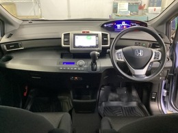 車内は光触媒抗菌消臭施工済です。インパネ周りはスタイリッシュなデザインで機能や装備も充実しています。グローブボックスやカップホルダーのほかにトレーなどたくさんの収納スペースが付いています。