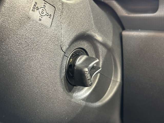 スマートキーです。押しながら回してエンジンをかけるタイプです。