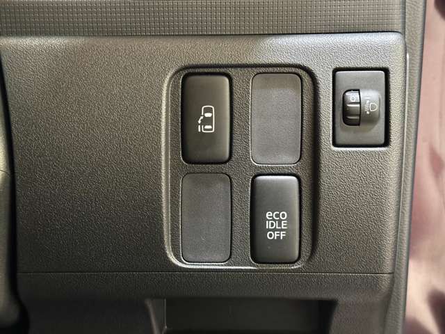 片側電動スライドドア装備車です。アイドリングストップ機能付いています。