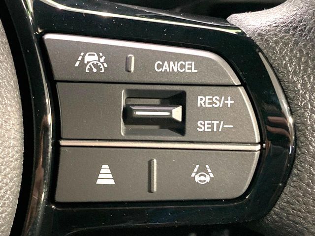 【ホンダセンシング】走行中に前方の車両等を認識し、衝突しそうな時は警報とブレーキで衝突回避と被害軽減をアシスト。より安全にドライブをお楽しみいただけます。