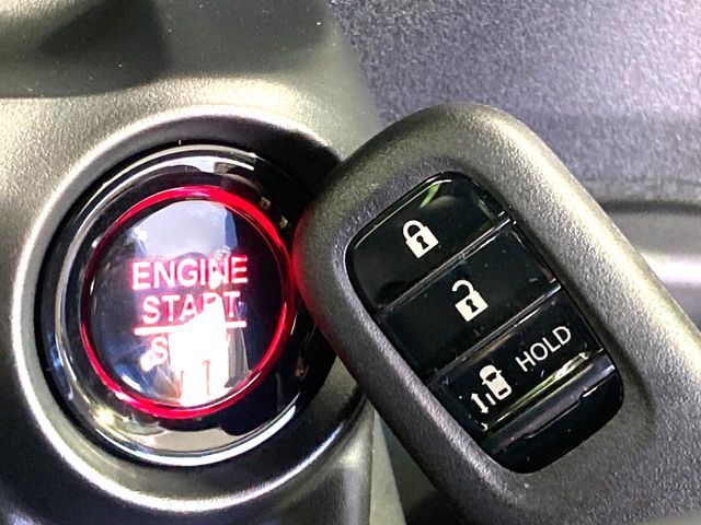【Hondaスマートキー】カバンやポケットに入れたままでもドアの施錠・解錠が可能なスマートキーを装備。エンジンのオン・オフ時もカギを取り出す必要が無いからとっても便利です♪
