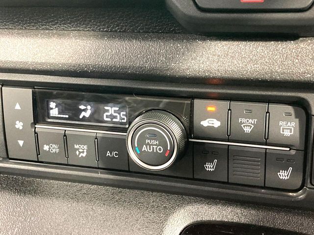 【オートエアコン】一度お好みの温度に設定すれば、車内の温度を検知し風量や温度を自動で調整。暑い…寒い…と何度もスイッチ操作をする必要はありません。快適な車内空間には必須の機能ですね♪