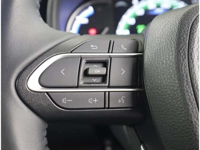 ハンドルから手を放さずにステアリングスイッチでオーディオの操作が出来ますよ