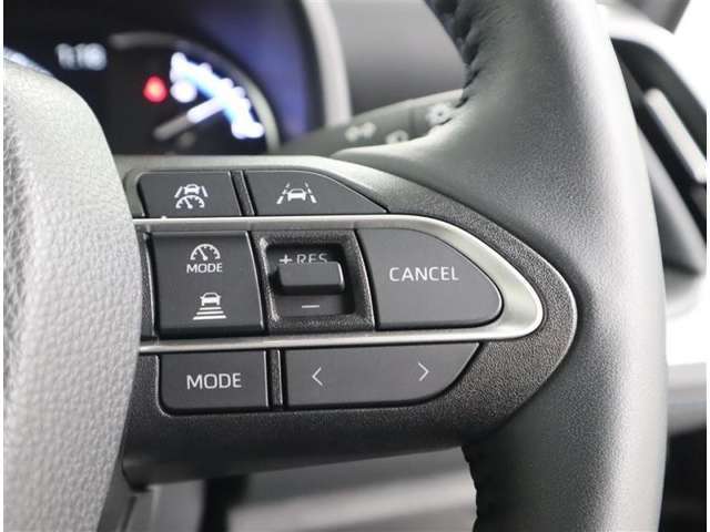 前車との適切な車間距離を保ちながら追従走行やスピードダウンをセンサーで行います。高速道路の長時間ドライブで疲労軽減に貢献します。