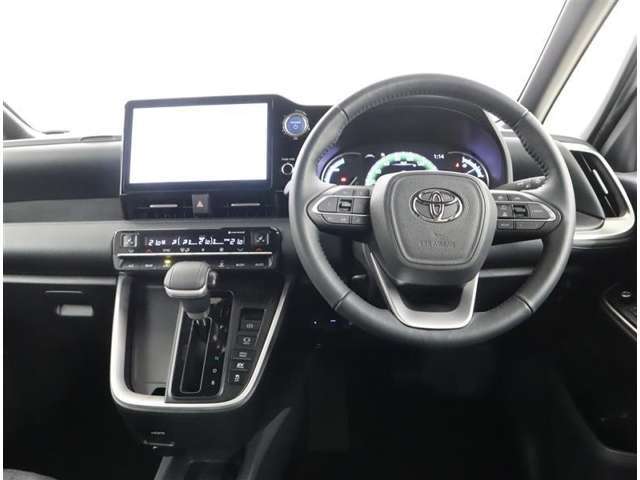 視界良好、足元広々！快適な運転席回りです