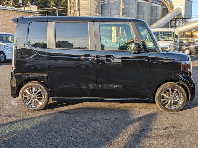 ☆当店商品の特徴☆　登録がされているお車で走行距離は10キロほどで誰も乗っていない車です！展示車はキズが付いてしまう場合もあるので直接ご確認くださいませ。