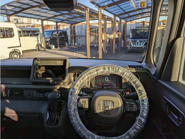☆ご納車前準備☆　お客様の安心安全の為にご納車前の準備にも力を入れております！ 整備士と営業が連携して確認しております。中古車は修復歴がないか・内外装の清掃・部品の確認交換をしています