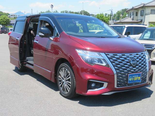 ★両側パワースライドドア★狭い駐車場や壁際などでの乗降りに便利です！操作はワイヤレスリモコン、室内のコントロールスイッチ、ドアハンドルで行えます！挟み込み防止機能付で安心！