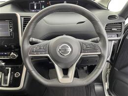 【ステアリング】軽い力で扱いやすいハンドルです。目立つ傷やスレなどなく綺麗な状態です！除菌プランいれていただくとさらに快適に！清潔なお車はお子様にも安心ですね！