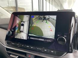 【アラウンドビューモニター】まるでクルマを真上から見下ろしたかのような視点で駐車をサポートします！クルマの斜め後ろや真横など、前後左右の4つのカメラの映像が合成されて、モニターに映し出されます。