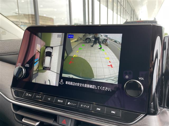 【アラウンドビューモニター】まるでクルマを真上から見下ろしたかのような視点で駐車をサポートします！クルマの斜め後ろや真横など、前後左右の4つのカメラの映像が合成されて、モニターに映し出されます。