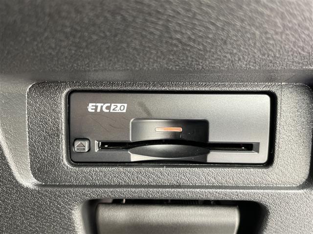 【ETC】有料道路を利用する際に料金所で停止することなく通過できる、ETC車載器（ノンストップ自動料金収受システム機器）が装備されています。セットアップを行うことで利用可能になります。
