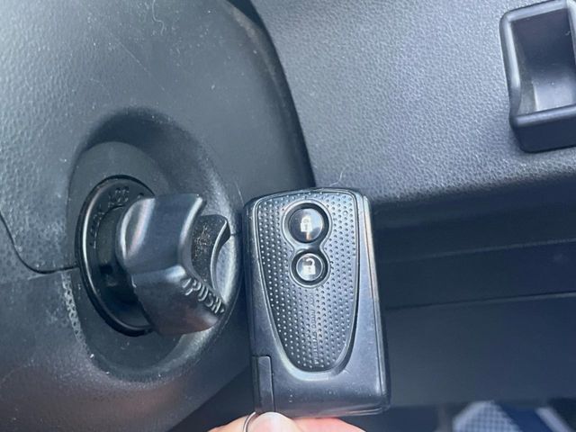 【キーレス】少し離れた場所からでもボタン一つでドアの開錠・施錠ができるのでとっても便利！ドアの鍵穴周りに傷をつけることもありません♪