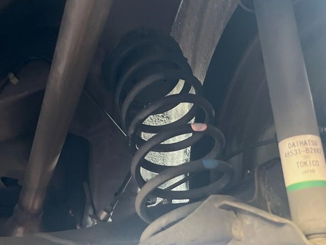 お車を安心してお乗りいただく為には、足回りの定期点検が欠かせません。サービスサポート（有償保証）では無料点検もご提供しており、安心のカーライフをお過ごしいただけるサポート体制が整っています。