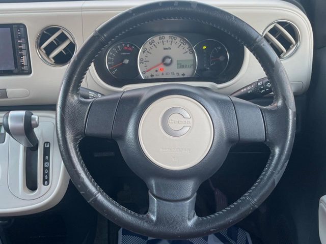 インテリアに合わせたデザインのステアリングは、運転される方のことも考え、運転しやすい形状、大きさです。是非一度、実際に触ってお確かめください。