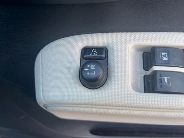 【電動格納ミラー】サイドミラーは電動格納式となっており、狭い駐車場でもキズがつくリスクを抑えられます。