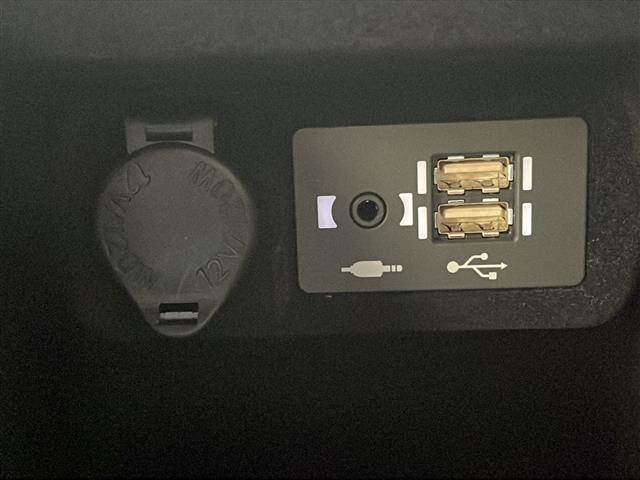 【　USB端子　】USB接続もついていますので携帯などの電子機器の充電にも使えて便利です♪