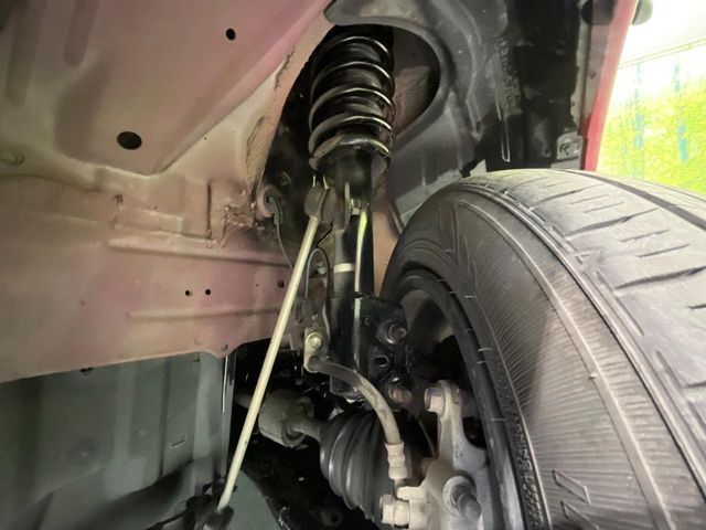お車を安心してお乗りいただく為には、足回りの定期点検が欠かせません。サービスサポート（有償保証）では無料点検もご提供しており、安心のカーライフをお過ごしいただけるサポート体制が整っています。