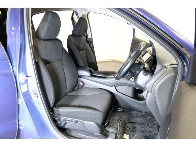 すわり心地の良い運転席・助手席です。長時間のドライブの疲れ軽減に貢献します。どうぞ快適なドライブを♪