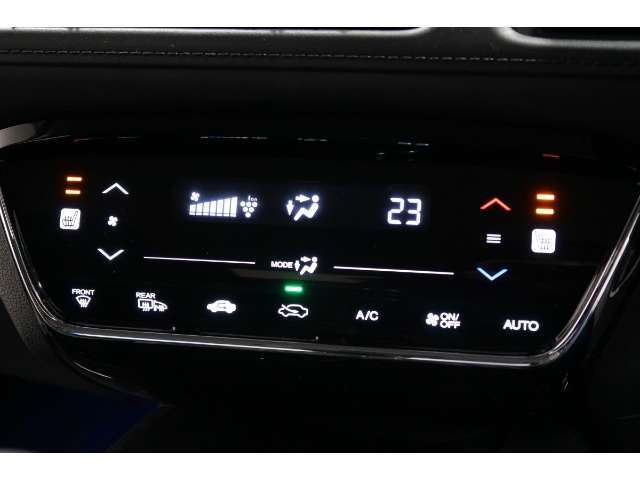 オートエアコン装備♪室内温度を設定すれば自動的に風量の調整をしてくれます♪車内をいつでも快適に保てます♪