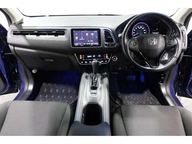 ドライバーを包み込むように、ディスプレーやスイッチ、コンソールを配置。座った瞬間から運転への期待や心地よさが伝わります。